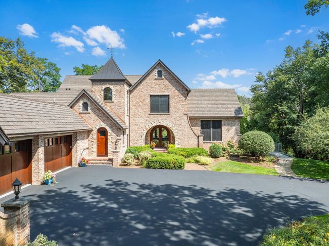 1070 Ferndale Road W, Wayzata, MN 55391