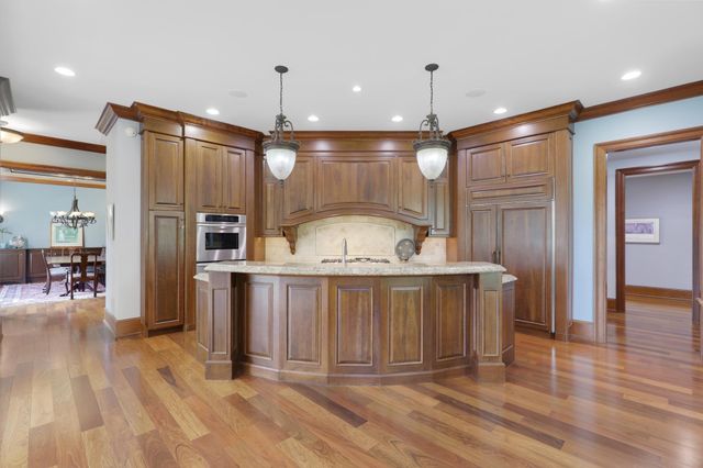 1070 Ferndale Road W, Wayzata, MN 55391
