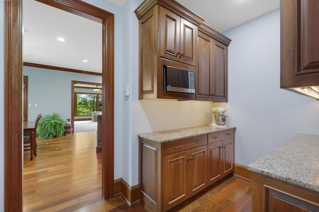 1070 Ferndale Road W, Wayzata, MN 55391