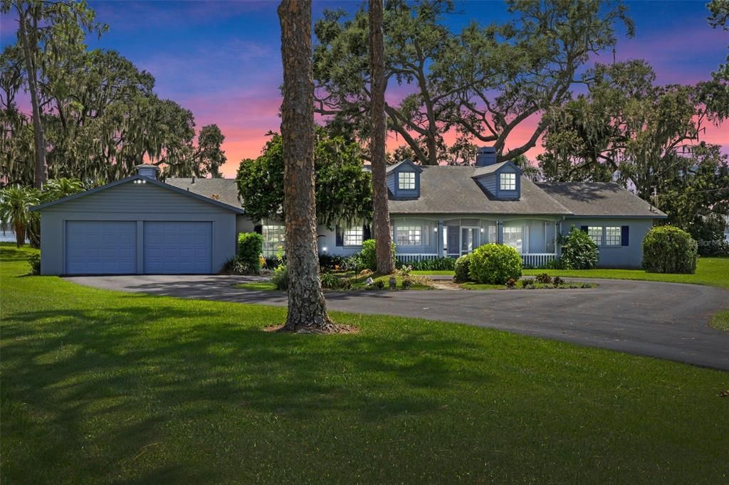 Image 1 of property listing at 33205 LAKESHORE DRIVE, Tavares, FL 32778