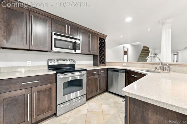 559 Trillium Drive, Troy, MI 48085