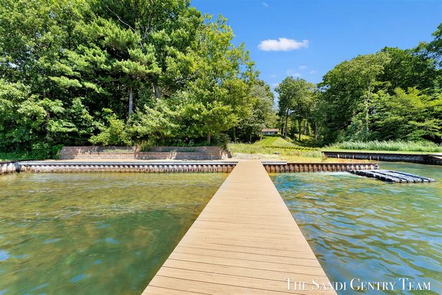 18131 N Fruitport Road, Spring Lake, MI 49456