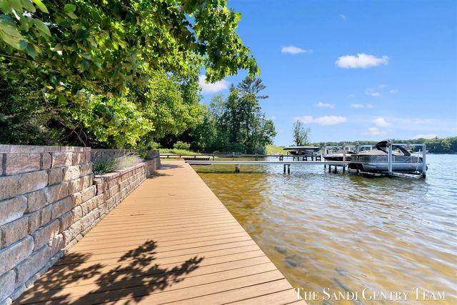 18131 N Fruitport Road, Spring Lake, MI 49456