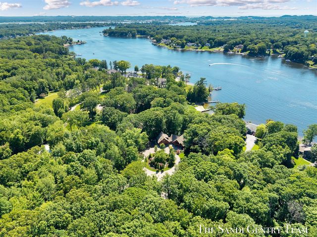 18131 N Fruitport Road, Spring Lake, MI 49456