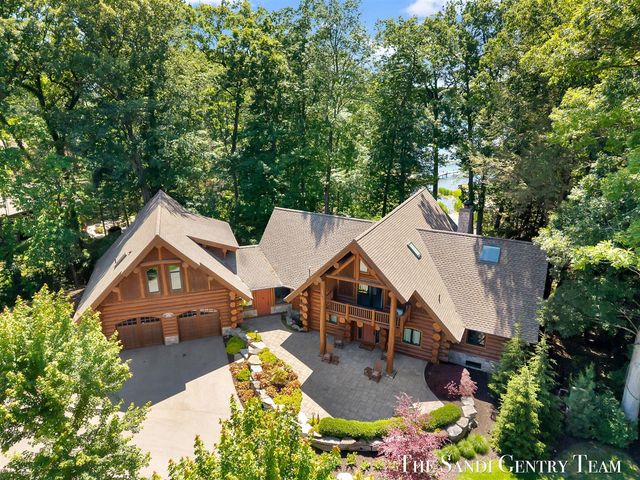 18131 N Fruitport Road, Spring Lake, MI 49456