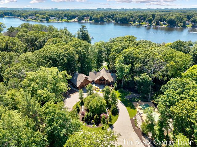 18131 N Fruitport Road, Spring Lake, MI 49456