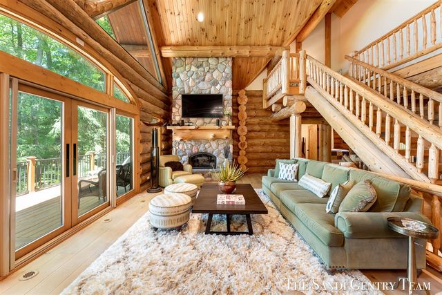 18131 N Fruitport Road, Spring Lake, MI 49456