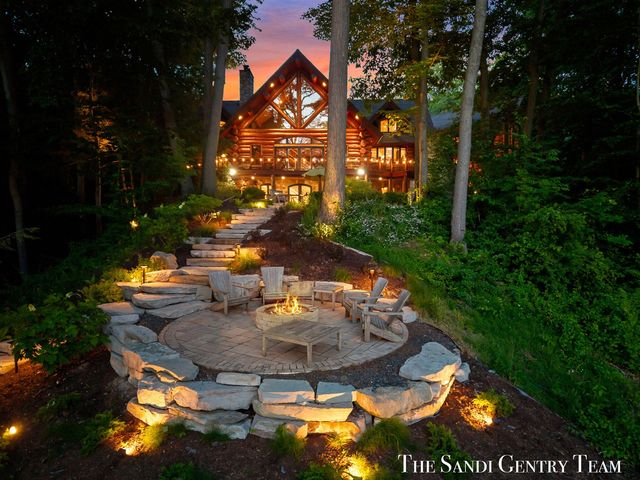 18131 N Fruitport Road, Spring Lake, MI 49456