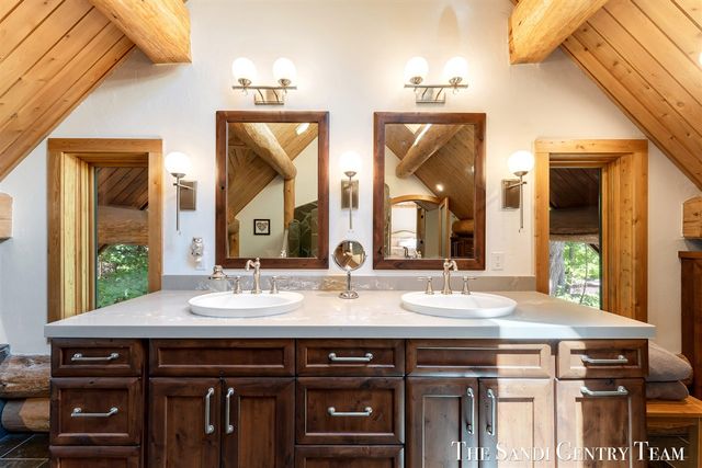 18131 N Fruitport Road, Spring Lake, MI 49456