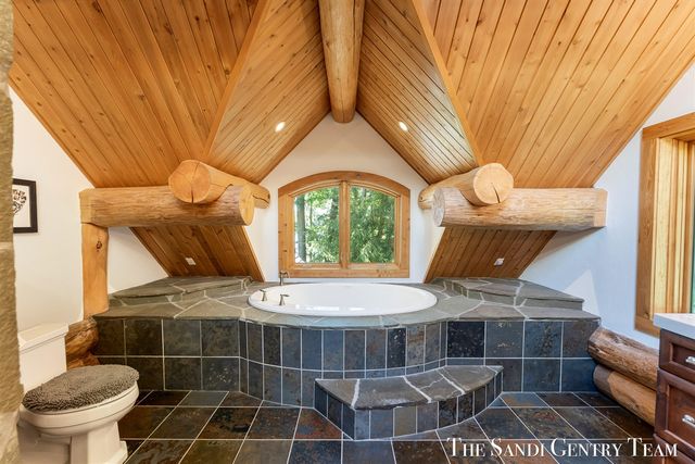 18131 N Fruitport Road, Spring Lake, MI 49456