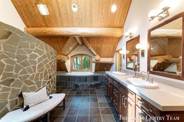 18131 N Fruitport Road, Spring Lake, MI 49456