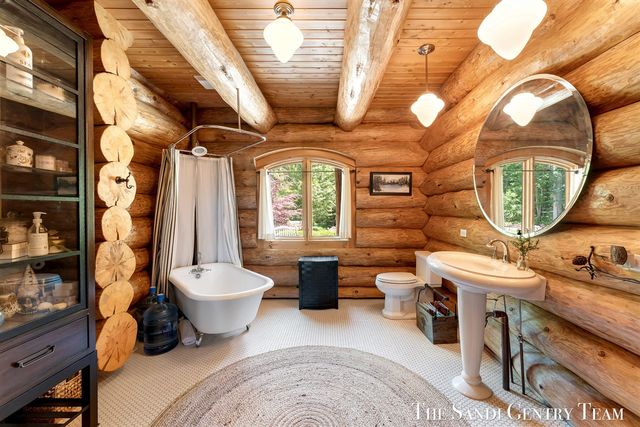 18131 N Fruitport Road, Spring Lake, MI 49456