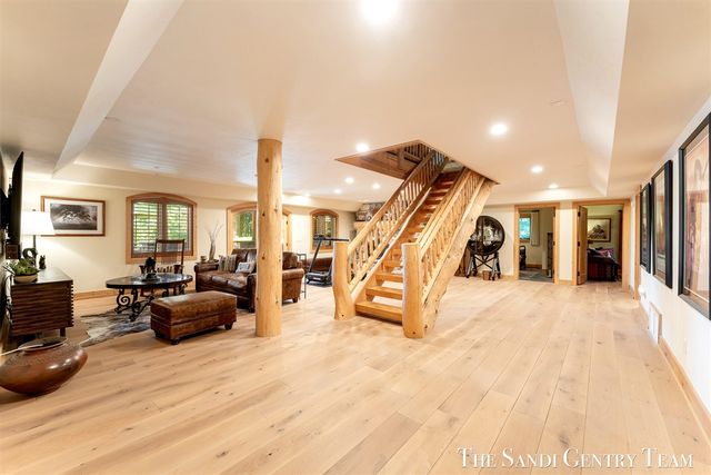 18131 N Fruitport Road, Spring Lake, MI 49456