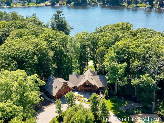 18131 N Fruitport Road, Spring Lake, MI 49456