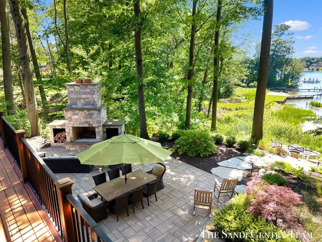 18131 N Fruitport Road, Spring Lake, MI 49456