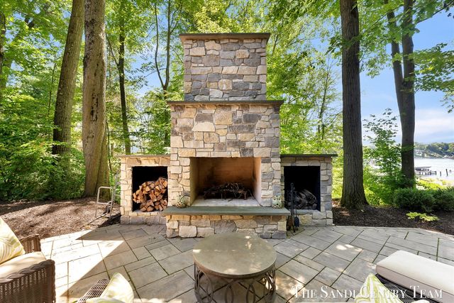 18131 N Fruitport Road, Spring Lake, MI 49456