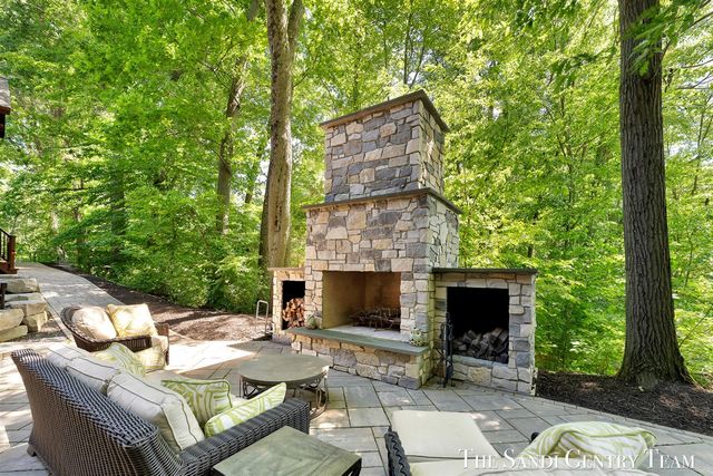 18131 N Fruitport Road, Spring Lake, MI 49456