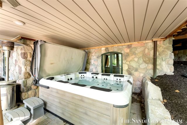 18131 N Fruitport Road, Spring Lake, MI 49456
