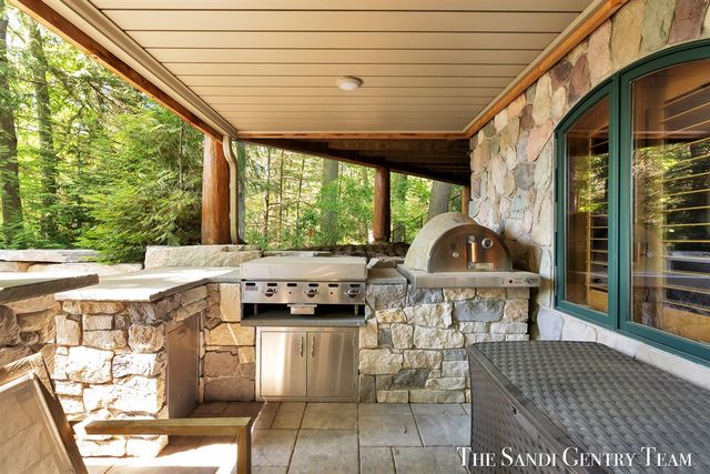18131 N Fruitport Road, Spring Lake, MI 49456