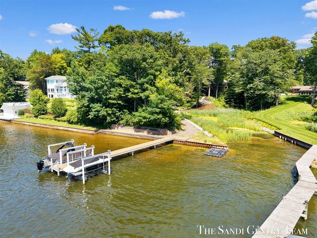 18131 N Fruitport Road, Spring Lake, MI 49456