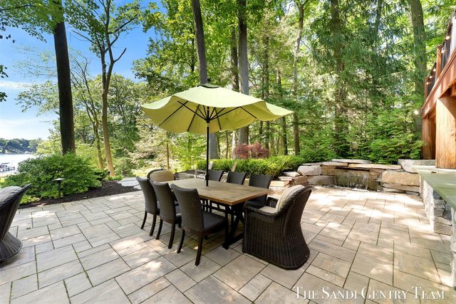 18131 N Fruitport Road, Spring Lake, MI 49456