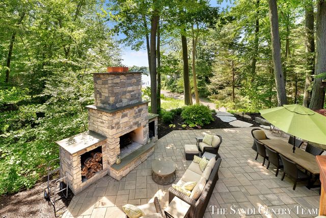 18131 N Fruitport Road, Spring Lake, MI 49456