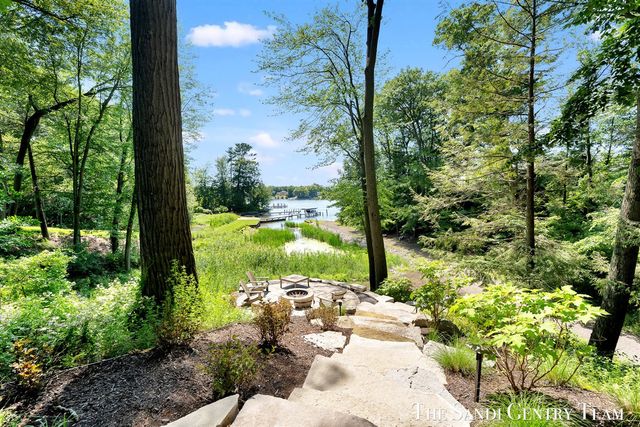 18131 N Fruitport Road, Spring Lake, MI 49456