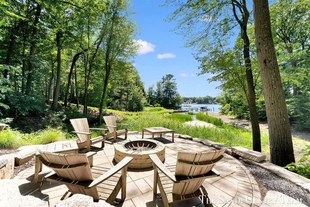 18131 N Fruitport Road, Spring Lake, MI 49456