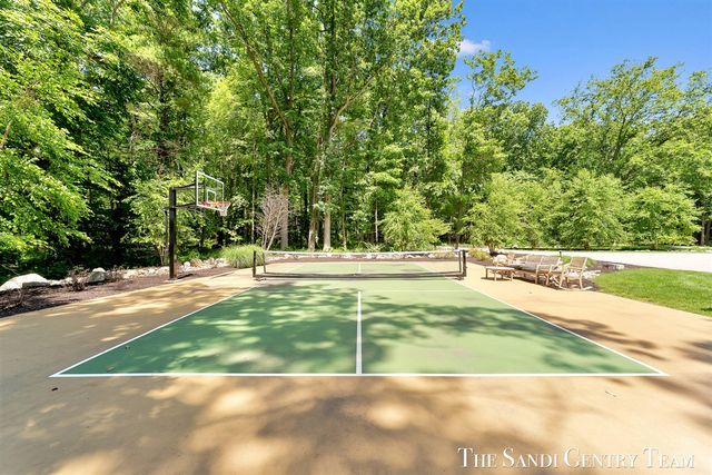 18131 N Fruitport Road, Spring Lake, MI 49456