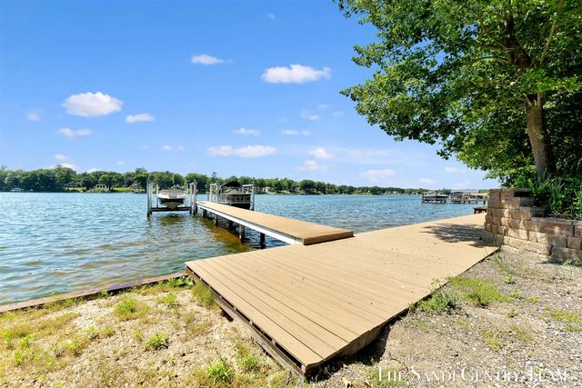 18131 N Fruitport Road, Spring Lake, MI 49456