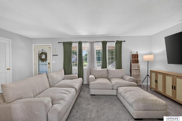 7141 Wood Lane Drive, La Vista, NE 68128