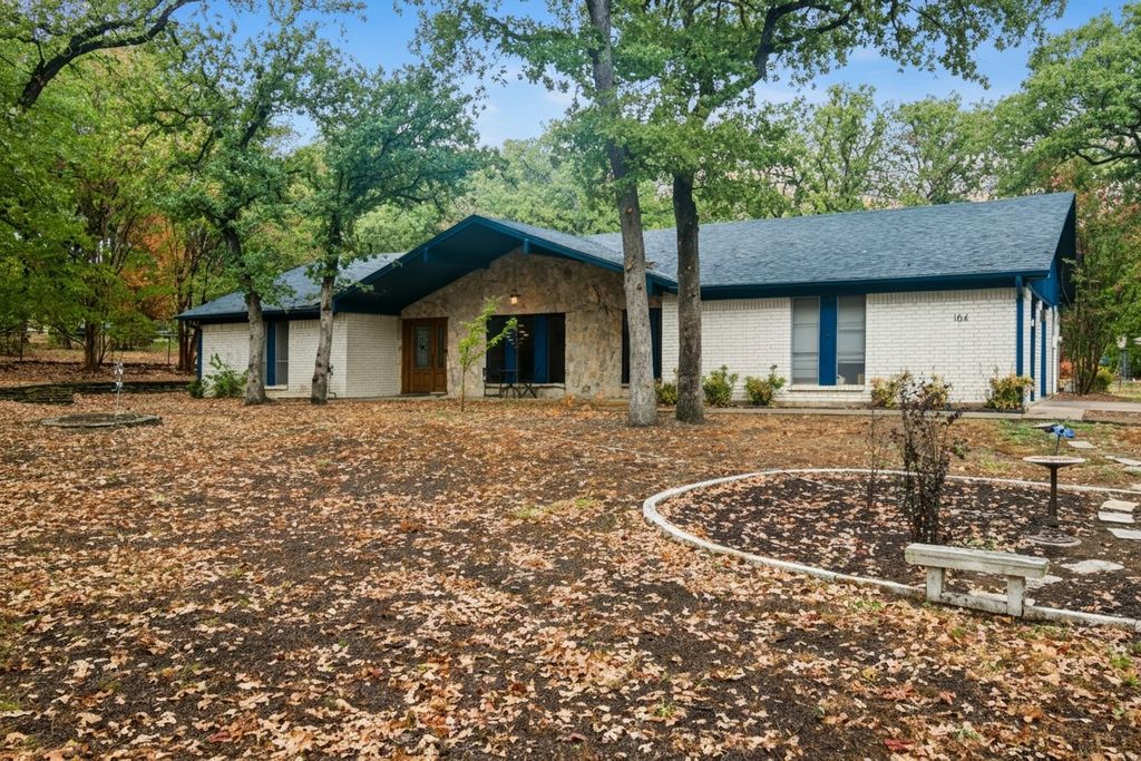 104 Trailwood Court, Burleson, TX 76028 — exterior