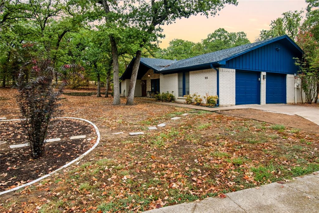 104 Trailwood Court, Burleson, TX 76028 — photo 2