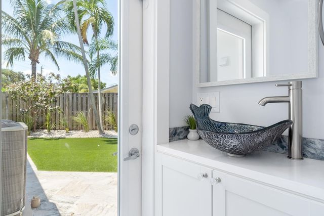 3021 NE 23rd Ave, Lighthouse Point, FL 33064