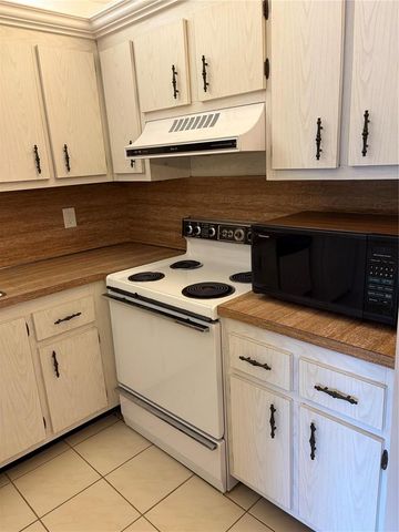 21 Jacaranda Drive 121, Plantation, FL 33324