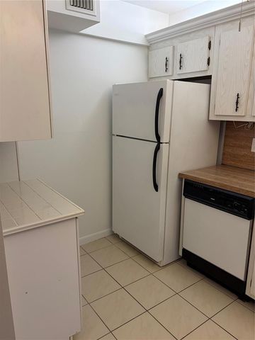 21 Jacaranda Drive 121, Plantation, FL 33324