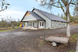 1892 S Obenchain Road, Eagle Point, OR 97524
