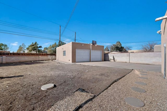 1319 Manzano Street NE, Albuquerque, NM 87110