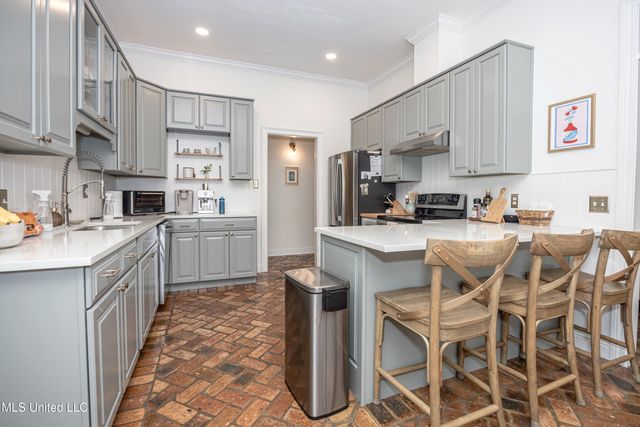 112 White Boulevard, Ocean Springs, MS 39564