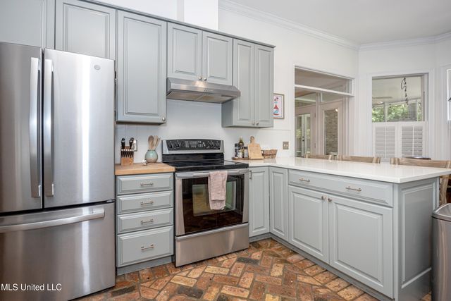 112 White Boulevard, Ocean Springs, MS 39564