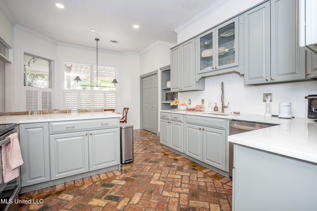 112 White Boulevard, Ocean Springs, MS 39564