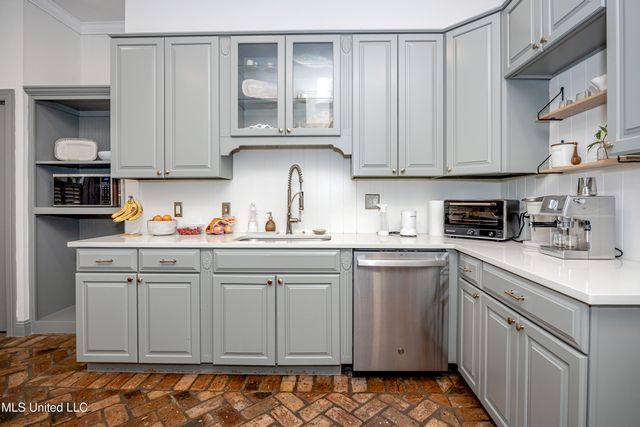 112 White Boulevard, Ocean Springs, MS 39564