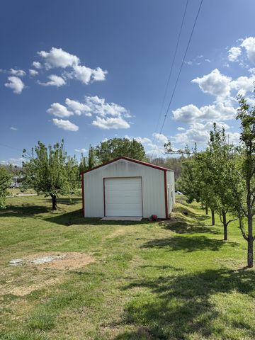 119 Fred Rd, Bon Aqua, TN 37025