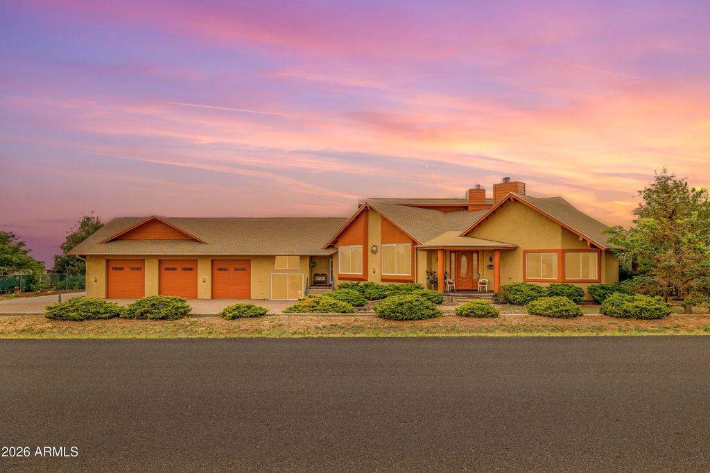 Image 2 of property listing at 10076 E ROAN Road, Flagstaff, AZ 86004