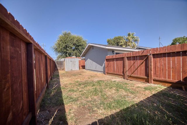 7281 N College Ave, Pinedale, CA 93650