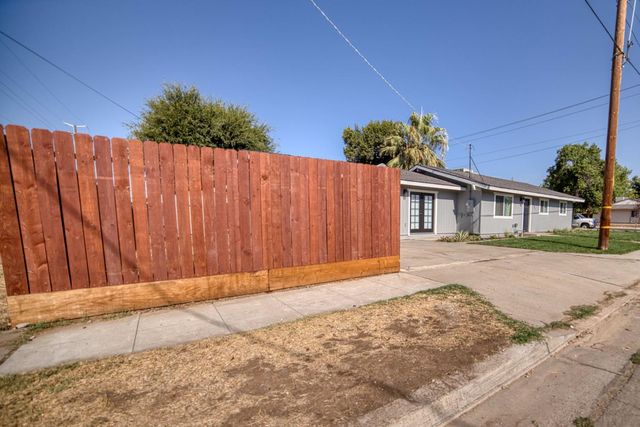 7281 N College Ave, Pinedale, CA 93650