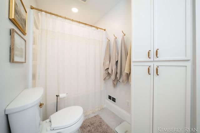 233 W Alpine Avenue, Zeeland City, MI 49464