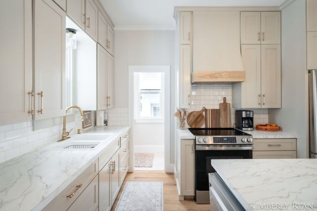 233 W Alpine Avenue, Zeeland City, MI 49464