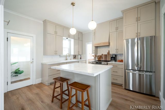 233 W Alpine Avenue, Zeeland City, MI 49464