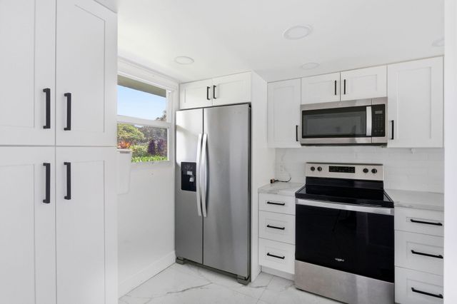 118 Royal Park Drive 1B, Oakland Park, FL 33309